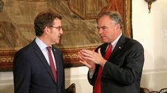 Tim Kaine charla con el presidente de la Xunta en un encuentro en Santiago en junio del 2016