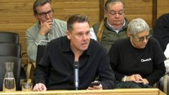 Sergio �lvarez, representante de los vecinos de Cimadevilla, interviene en el Pleno Municipal de Gij�n.