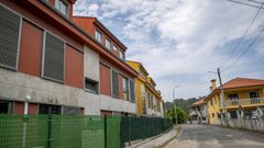 La urbanizaci�n que ha salido a subasta se sit�a en el lugar de Mondelo, en Palmeira, a unos 300 metros de la playa da Corna. 
