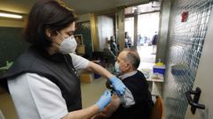 Personal sanitario administrando la primera dosis de la vacuna contra el covid-19 a mayores de 80 a�os en Burela