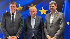 De izquierda a derecha, el secretario xeral del PSdeG, Jos Ramn Gmez Besteiro, el comisario de Defensa y Espacio, Andrius Kubilius; y el eurodiputado socialista Nicols Gonzlez-Casares.