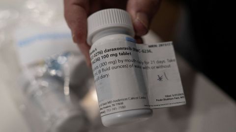 Un frasco del f&aacute;rmaco experimental daraxonrasib