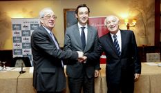 Asorey, Aguilera y Fontenla en la firma del acuedo. 