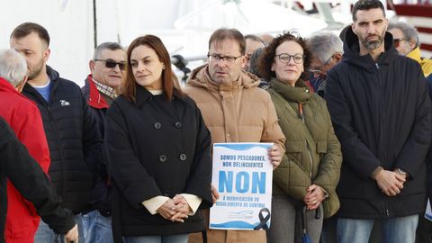 A la izquierda, Carmela L�pez, alcaldesa burelense y presidenta de la Deputaci�n de Lugo, en la concentraci�n en Burela, el 19 de enero del 2026, por los nuevos controles a la pesca de bajura.