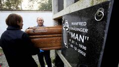 Operarios de una funerario retiraron el ata�d ayer por la tarde