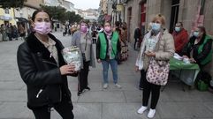 Voluntarias de la delegaci�n monfortina de la Asociaci�n Espa�ola contra el C�ncer junto al puesto que instalaron este s�bado en el centro de Monforte