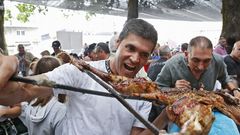 M�s de 3.000 comensales degustaron el carneiro ao espeto en Mora�a