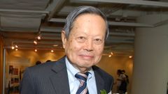 El premio Nobel de Física Yang Chen Ning el año en el que recuperó su ciudadanía china.