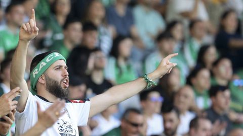 Aficionado animando al Racing en un partido disputado en A Malata.