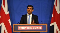 Rishi Sunak, durante una conferencia de prensa para explicar su plan contra la inmigracin con el lema parar los botes, en referencia a los que cruzan el canal de La Mancha.
