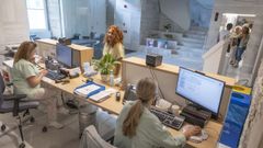 Recepci�n de la entrada principal del centro de salud de Conxo, que permanecer� cerrada durante al menos un mes m�s