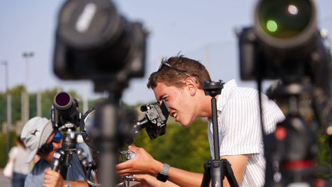 Personas mirando al sol desde la zona de la Torre a trav�s de los telescopios