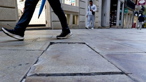 Vecinos y transentes se quejan del estado del enlosado en la calle Real