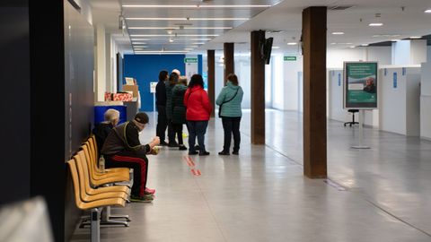 Personas esperando�el s�bado 17 por la tarde en el vacun�dromo del HULA para participar en el ensayo durante la campa�a extraordinaria.