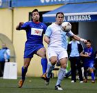Oli disputa el esf�rico en la banda al central Cat�.