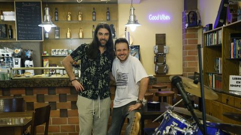 David Conde e Israel Barandela posan en su nuevo restaurante, Pata Negra, especializado en m�sica y productos portugueses.