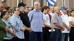 El presidente de Cuba, Miguel D�az-Canel (en el centro), participa en la caravana llamada Parada Juvenil Antiimperialista sobre Ruedas este jueves, en La Habana