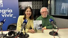 Laura Rodrguez Herrera, directora de Hrcules de Ediciones, y Rafael Catoira, el autor de Culleredo que gan el Premio de Novela Curta Aln, en los estudios de Radio Voz. Muestran el libro que presentan en la librera Nobel.