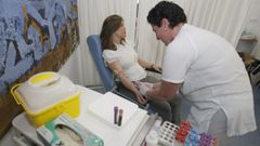 Imagen de archivo. Una mujer se somete a la prueba del colesterol en el hospital Abente y Lago.