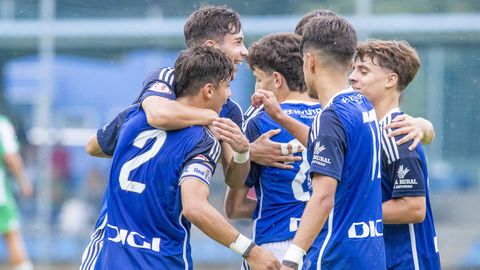 Los jugadores del juvenil A del Oviedo celebran uno de los goles al Atltico Perines