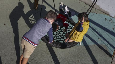 Nios jugando en un parque infantil de O Milladoiro (Ames)