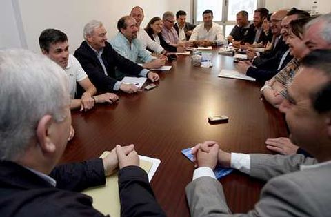 Alcaldes mari�anos (muchos de ellos en la foto) ven negativo reducir competencias a los concellos.