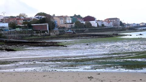 La bajamar permita llegar caminando por la playa desde Taragoa a Rianxo