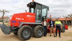 Acto de presentaci�n de la nueva motoniveladora de la mancomunidad, ayer en Meis
