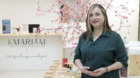 Para la Navidad, Kmariam ofrece cofres con tres srums y una crema. Es muy popular. Si le das un uso correcto, la persona a la que se lo regales va a besar el suelo que pises, dice entre risas la duea de la boutique de cosmtica coreana, Mara Jess Mato. Adems, hasta el da 31 hace un taller de valoracin en el cual, con la compra de productos, se incluye de regalo una crema antiedad regeneradora. apta para todas las pieles, valorada en 70 euros.