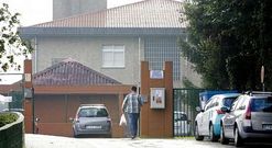 El colegio Gonzalo Torrente Ballester est� ubicado en un entorno rural, en Sigr�s. 