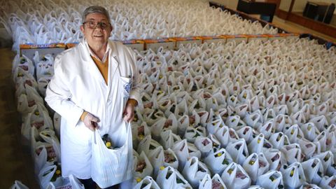 La organizaci�n reparte bolsas de comida a las familias m�s necesitadas