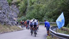 Los integrantes del pelotn durante la decimosexta etapa de la Vuelta ciclista a Espaa disputada este martes entre Luanco y Lagos de Covadonga