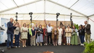 Entrega de las ameixas de prata en la Festa da Ameixa en Campelo