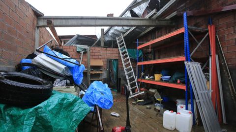 El fuerte viento de la pasada noche levant� la cubierta met�lica de un almac�n en Fi�n, en O Savi�ao