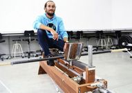 Carballo con un aparato de entrenamiento que ha dise�ado. 