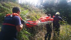 La anciana fue trasladada en camilla a la ambulancia y despu�s evacuada al hospital