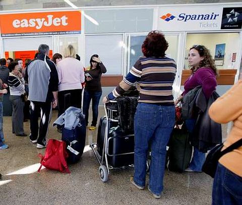 La marcha de EasyJet y la quiebra de Spanair dejar� sola a Iberia con los vuelos nacionales.