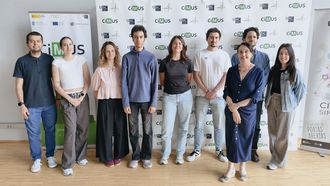 Grupo de investigaci�n �New Approaches in Radiotherapy� (CiMUS-USC), de izquierda a derecha: Ram�n Gomes Teles (participante en el estudio), Julia Rodriguez Tienda, Eva Baudean, Rayane Chettouff, Elena Zandonella, Sergio Cadenas, Loris Roncali (participante en el estudio), Yolanda Prezado (participante en el estudio), Ana P�rez Su�rez.