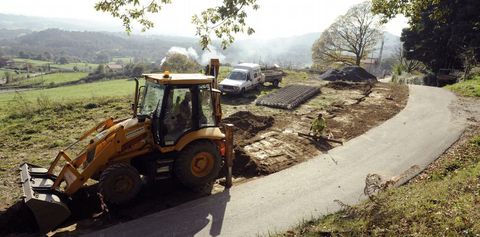El Concello pudo reactivar ayer las obras de la pista de acceso a la iglesia de Cortegada. 
