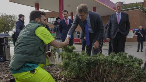 El l�der del PP, Alberto N��ez Feijoo, saluda a un trabajador de Sifue durante su visita a la sede de esta empresa en Hospitalet 