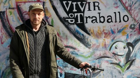 Víctor Sariego, que trabaja como periodista en una entidad social, y que acaba de pedir la ayuda de 200 euros del Estado.