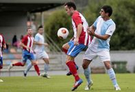 El cercedense Peloto, en una jugada del partido ante el Compostela en la Copa Diputaci�n 2013. 