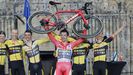 Primoz Roglic, ganador de la Vuelta del 2021, levanta su bicicleta tras proclamarse campe�n en la Praza do Obradoiro.