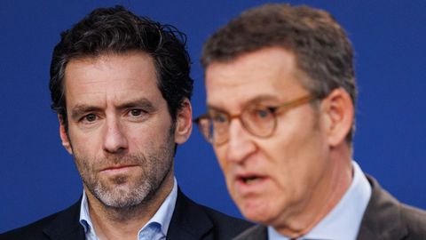 El nuevo portavoz de la campa�a del PP, Borja S�mper, y el l�der de los populares, Alberto N��ez Feijoo, este lunes, en la sede nacional del PP.