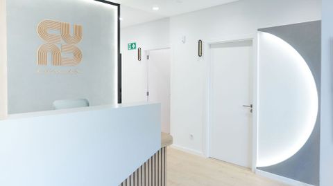 El proyecto de decoraci�n de Cumio tuvo bastante protagonismo desde su concepci�n, dice Yesica: �No quer�a la t�pica cl�nica blanca y azul, de aspecto fr�o, sino salir de los est�ndares y apostar por colores mucho m�s c�lidos, pensando bien los puntos de luz para que el paciente est� c�modo, en un ambiente agradable. Adem�s, predominan las formas redondas, desde la propia recepci�n hasta los interruptores o el final del pasillo�