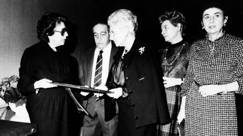 Centenario de La Voz de Galicia. Homenaje del Banco Pastor y de la Fundaci�n Barri� a La Voz de Galicia. De izquierda a derecha, Carmela Arias y D�az de R�bago,�Condesa de Fenosa; Emilio Rey Romero, Victoria Fern�ndez-Latorre; Josefa y Mar�a Victoria Fern�ndez-Espa�a y Fern�ndez-Latorre.