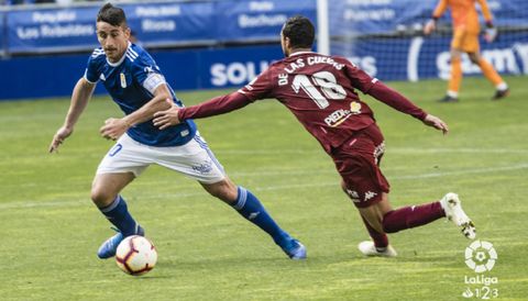 Saul Berjon De las Cuevas Real Oviedo Cordoba Carlos Tartiere.Sal Berjn controla un baln ante la oposicin de De las Cuevas