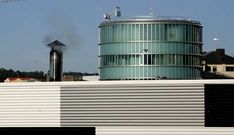 La baja altura de la chimenea agrava el problema del excesivo humo que genera la caldera de pellets.
