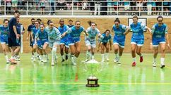 El plantel del Estrela celebra con el trofeo de campeón de liga su ascenso a Segunda
