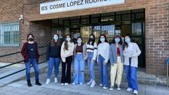 Carmen D�az con sus alumnas: Patricia Nogueira, Alexia Fern�ndez, Ant�a Gonz�lez, Alexia G�mez, Ux�a Bateiro, Paula P�rez y Valentina Berenguer. Falta Itz�ar P�rez.